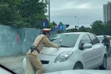 Nữ tài xế không chấp hành hiệu lệnh dừng xe, đẩy CSGT lùi vài chục mét