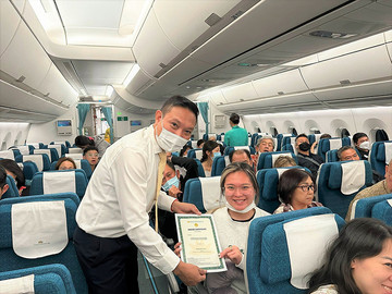 Vietnam Airlines operates special flight on first anniversary of VN-US direct flight