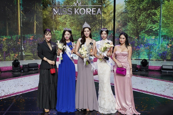 Một nữ doanh nhân Việt trao giải ở cuộc thi sắc đẹp hàng đầu Hàn Quốc