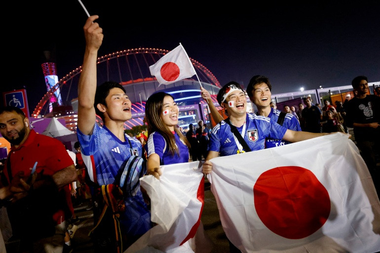Cổ động viên Nhật Bản rơi nước mắt sau trận thắng kịch tính trước Tây Ban Nha