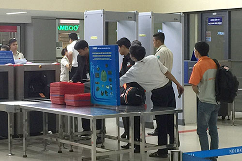 Nam hành khách giấu ma tuý ở bắp chân tại sân bay Tân Sơn Nhất