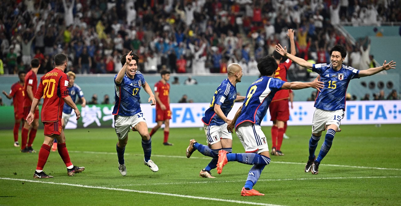 Nhật Bản làm chủ cuộc chơi, khiến Tây Ban Nha bất lực. Những thay đổi của Luis Enrique khi cho "La Roja" đá với 5 tiền đạo cũng không thể lật ngược tình thế