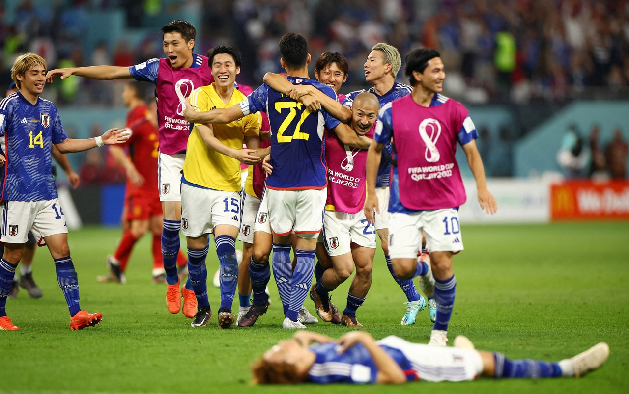 Dưới sân, đội tuyển Nhật Bản lại vừa tạo thêm một dấu mốc lịch sử mới khi đánh bại một đội bóng châu Âu