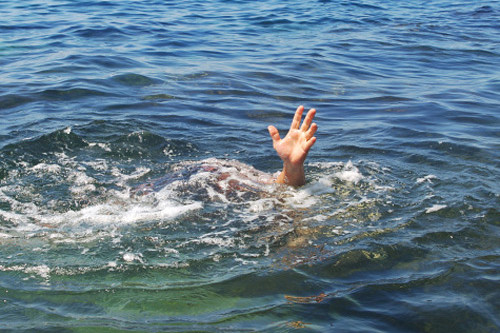 Tìm kiếm người nhảy xuống biển sau cuộc nhậu