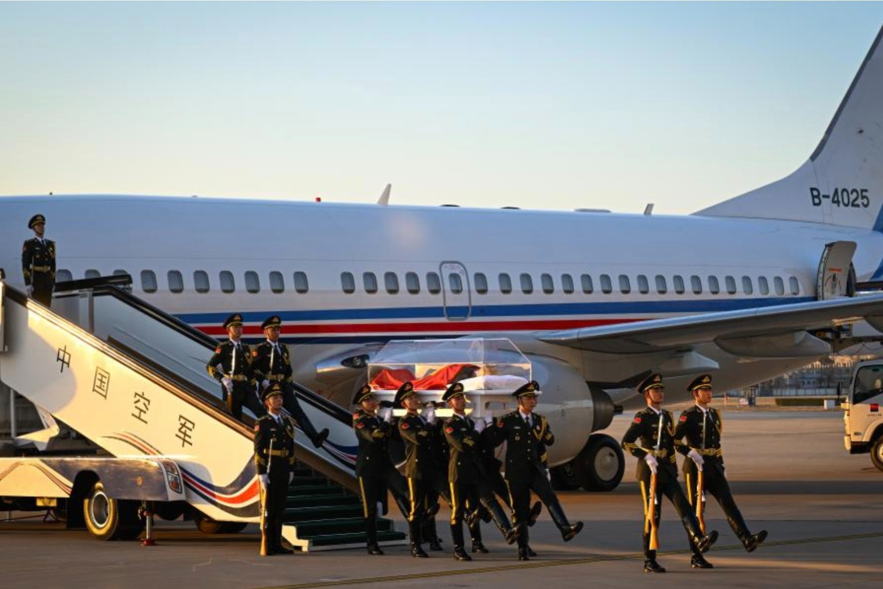 Hình ảnh di hài ông Giang Trạch Dân được chuyển tới Bắc Kinh