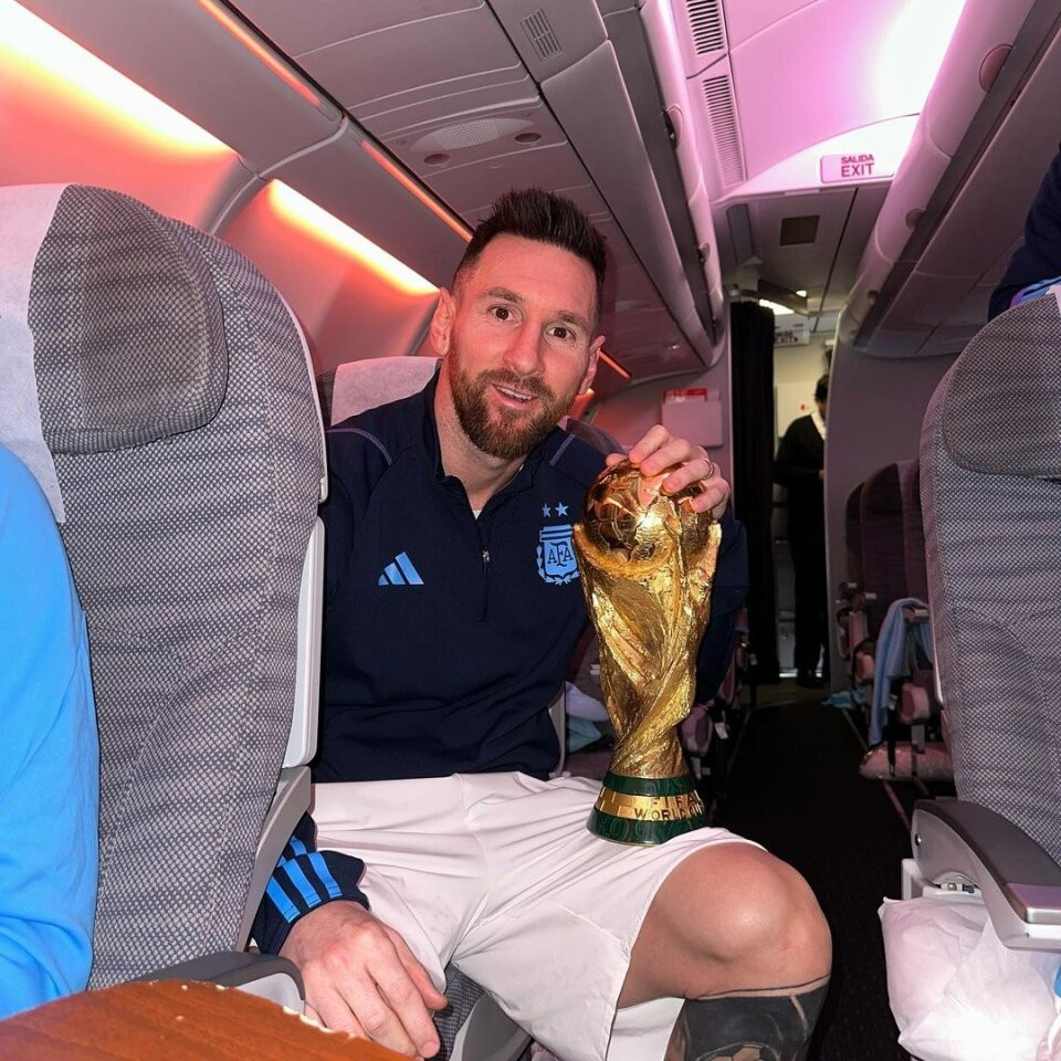 Messi khoe cúp vàng World Cup 2022 trên chuyến bay về Argentina