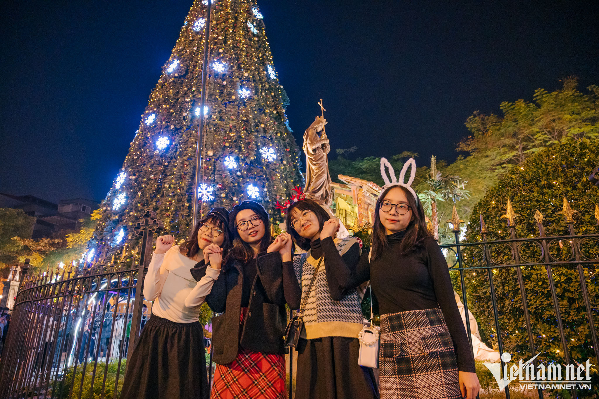 Hanoi churches shine before Christmas Eve
