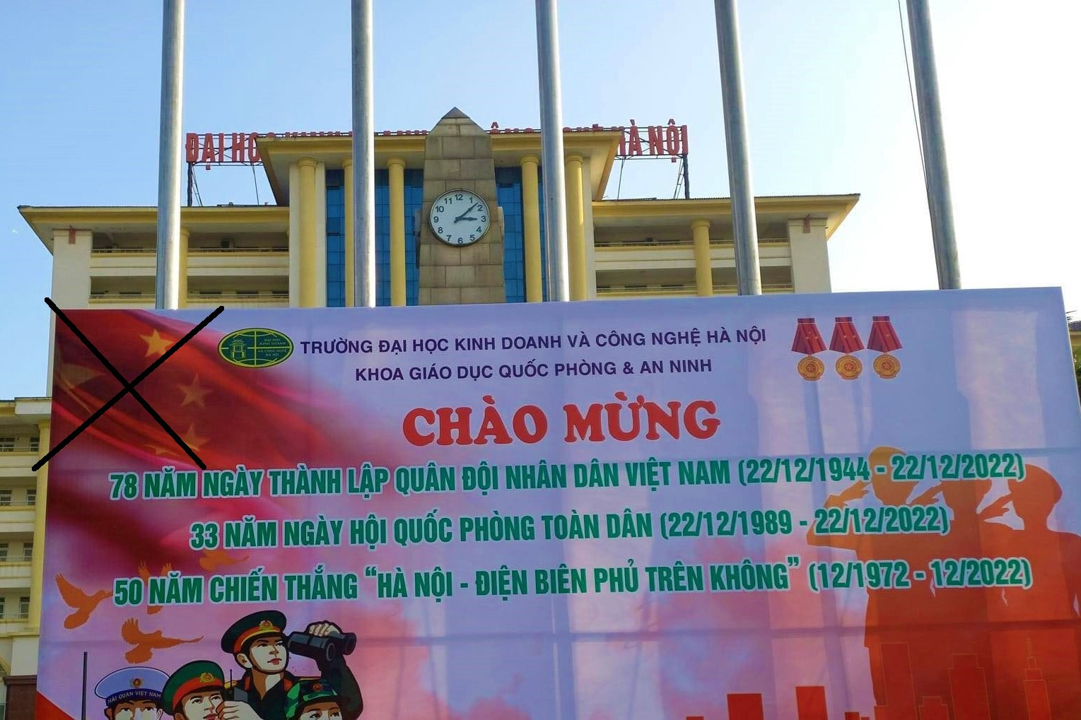 Đình chỉ 2 cán bộ vụ trường đại học treo áp phích in cờ Trung Quốc