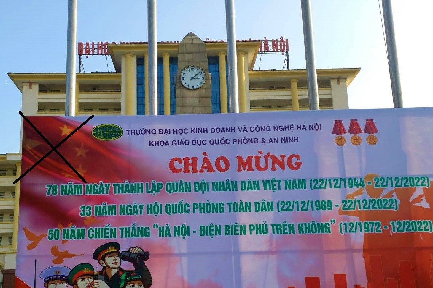 Đình chỉ 2 cán bộ ĐH Kinh doanh và Công nghệ treo áp phích in cờ ...