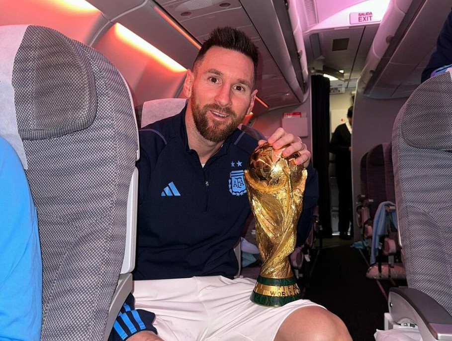 Messi khoe cúp vàng trên chuyến bay về Argentina