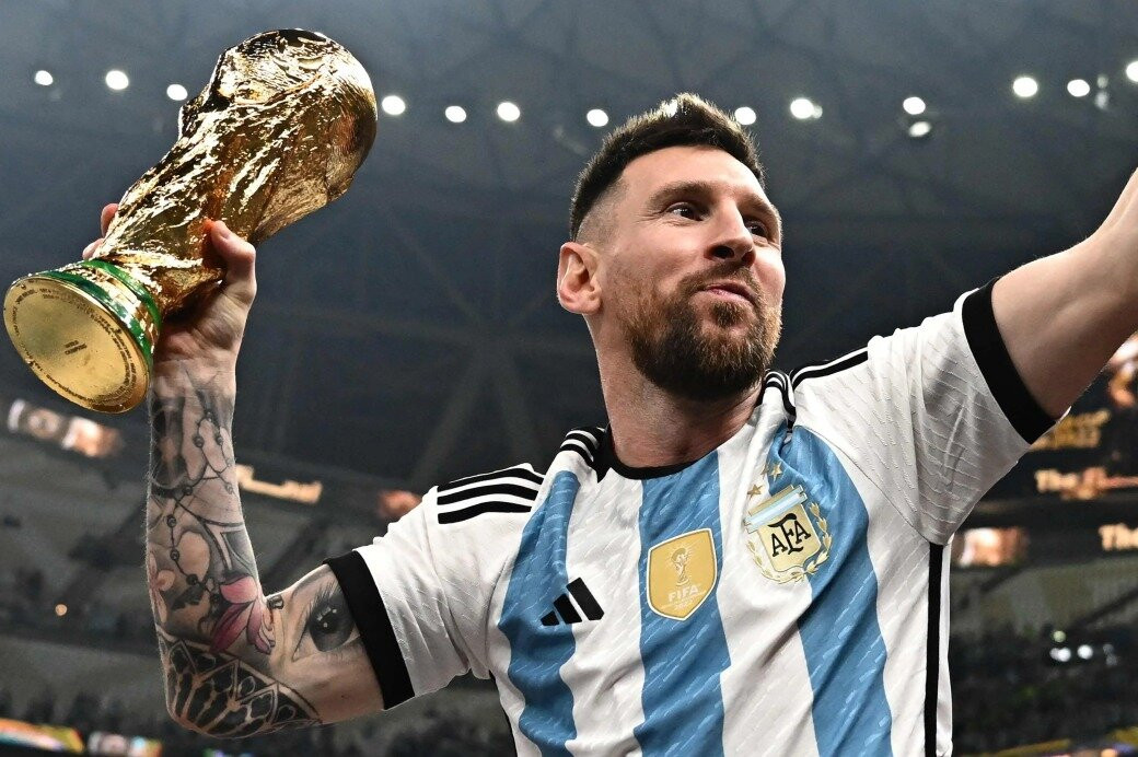 Messi đã rất gắn bó với đội tuyển Argentina và mong muốn đưa đội tuyển của mình lên ngôi vô địch World Cup. Nếu thành công, Messi sẽ được thưởng một khoản tiền kếch xù. Hãy xem hình ảnh liên quan để ngắm nhìn phong cách của Messi trên sân cỏ.