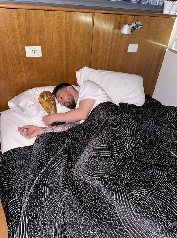 Messi ôm cúp vàng đi ngủ