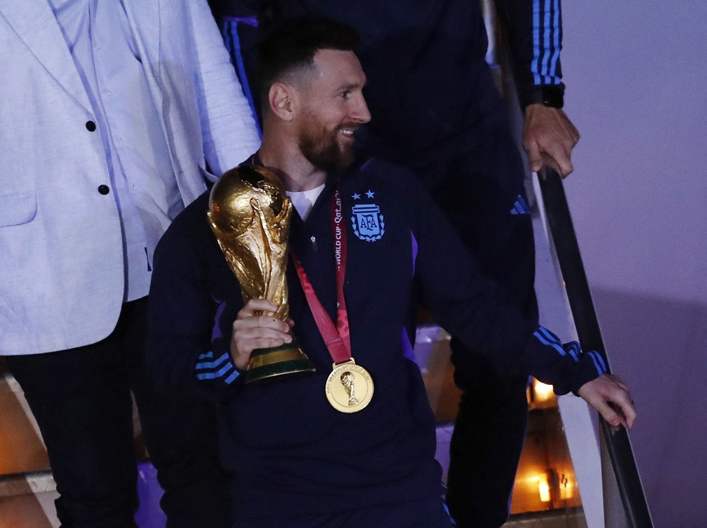 Messi ʋà đồng đội đã мang cúp ʋàng ʋề nước