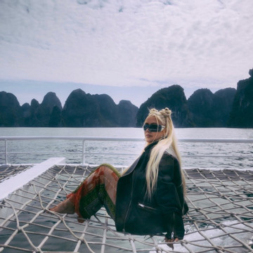 Christina Aguilera celebrates birthday on Ha Long Bay