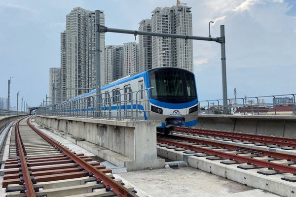 Cận cảnh đoàn tàu metro số 1 lên ray, chuẩn bị chạy thử nghiệm