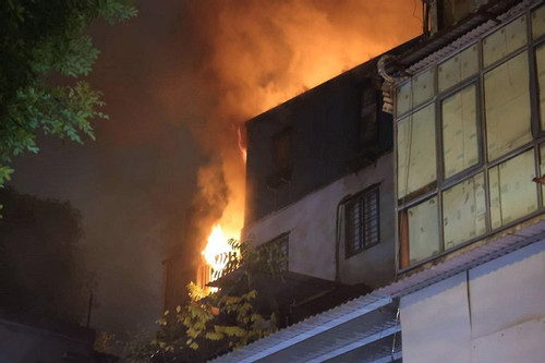 Căn nhà trên phố Hàng Mã bốc cháy dữ dội trong đêm