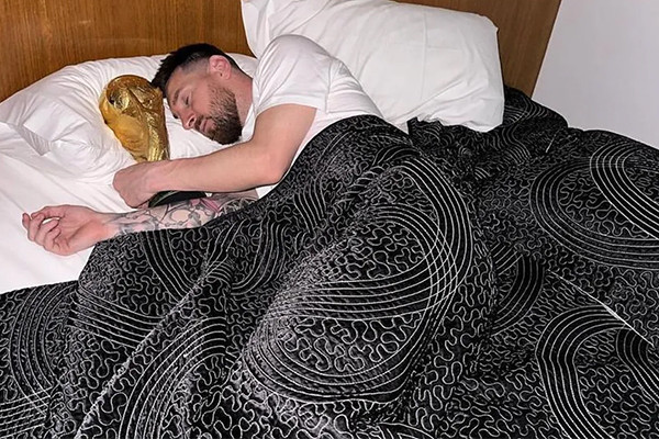 Bức ảnh Messi ôm cúp vàng nằm ngủ gây bão mạng xã hội