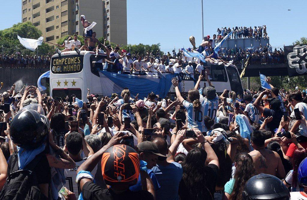 Messi và đồng đội bỏ dở lễ diễu hành vì sự cố hi hữu