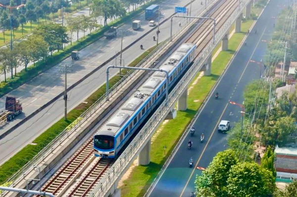 Metro Bến Thành-Suối Tiên chạy qua 5 nhà ga trong ngày đầu thử nghiệm