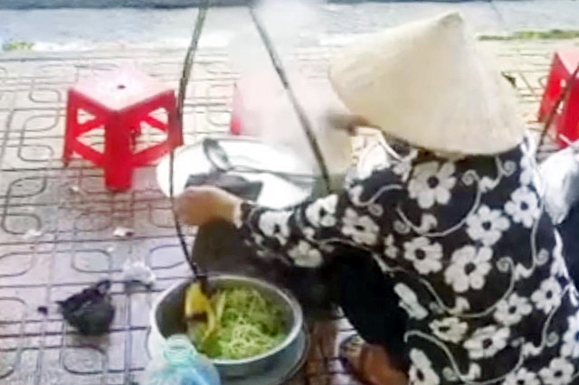 Nha Trang xác minh hàng bún bò 'đổ nước ăn thừa của khách vào nồi để bán tiếp'