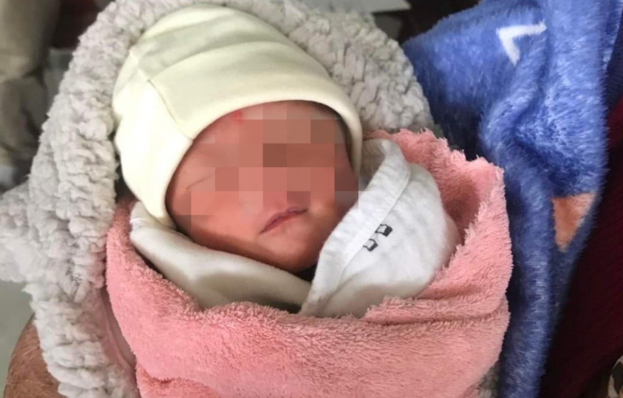 Bé trai 2 tuần tuổi bị bỏ rơi trong căn nhà hoang cùng bức 'tâm thư'