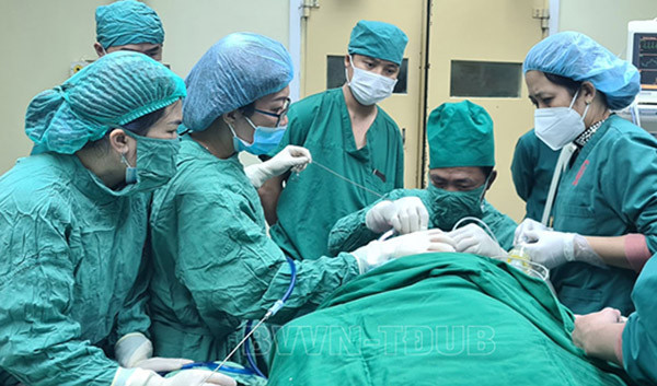 Đang chơi, trẻ 6 tuổi tím tái do nuốt pin cúc áo