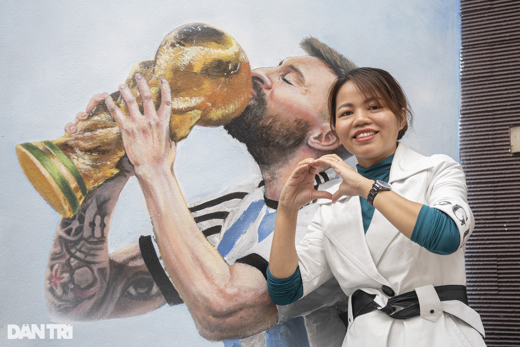 Thầy giáo chi tiền vẽ hình Messi nâng cúp vô địch World Cup trước cổng nhà