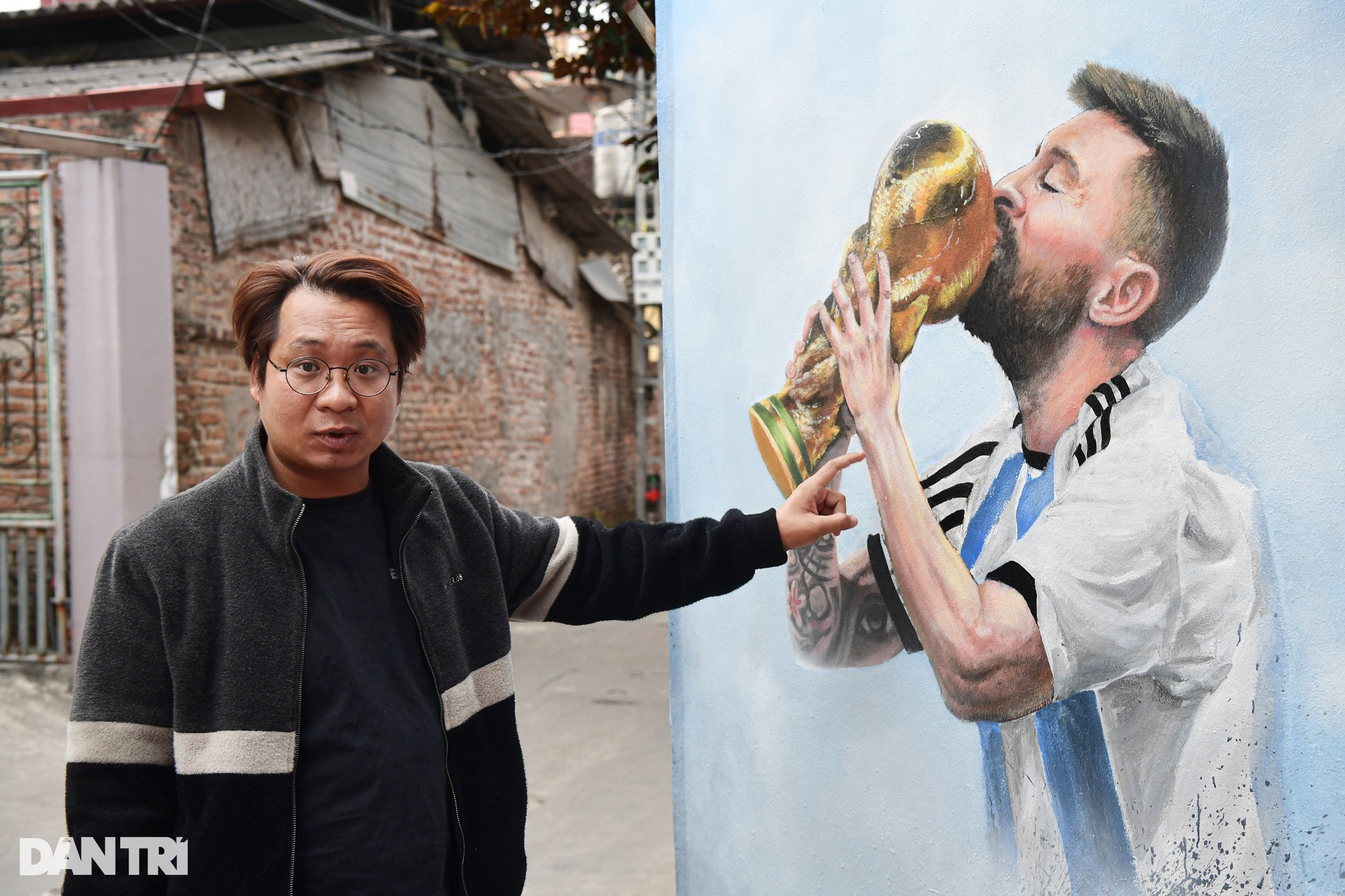 Thầy giáo vẽ Messi: Hãy khám phá sự tài năng và khéo léo của một thầy giáo vẽ bằng cách xem những hình ảnh về việc ông ta vẽ siêu sao bóng đá Lionel Messi. Những bức tranh sáng tạo và đầy phong cách này sẽ khiến bạn cảm thấy ngạc nhiên và thích thú.