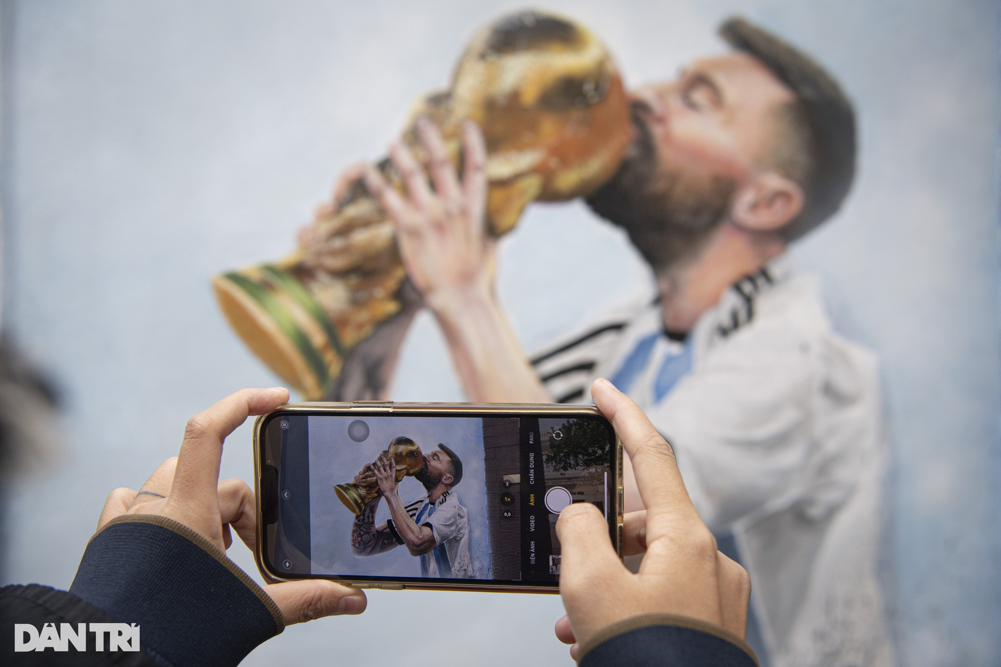 Thầy giáo chi tiền vẽ hình Messi nâng cúp vô địch World Cup trước cổng nhà