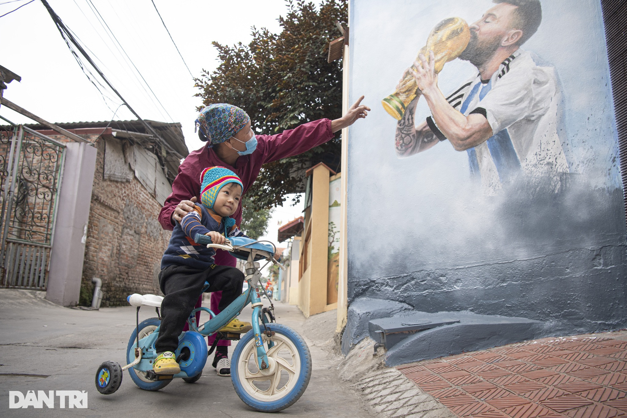Độc lạ Hà Nội: Thầy giáo chi tiền vẽ hình Messi nâng cúp trước cổng nhà - 11