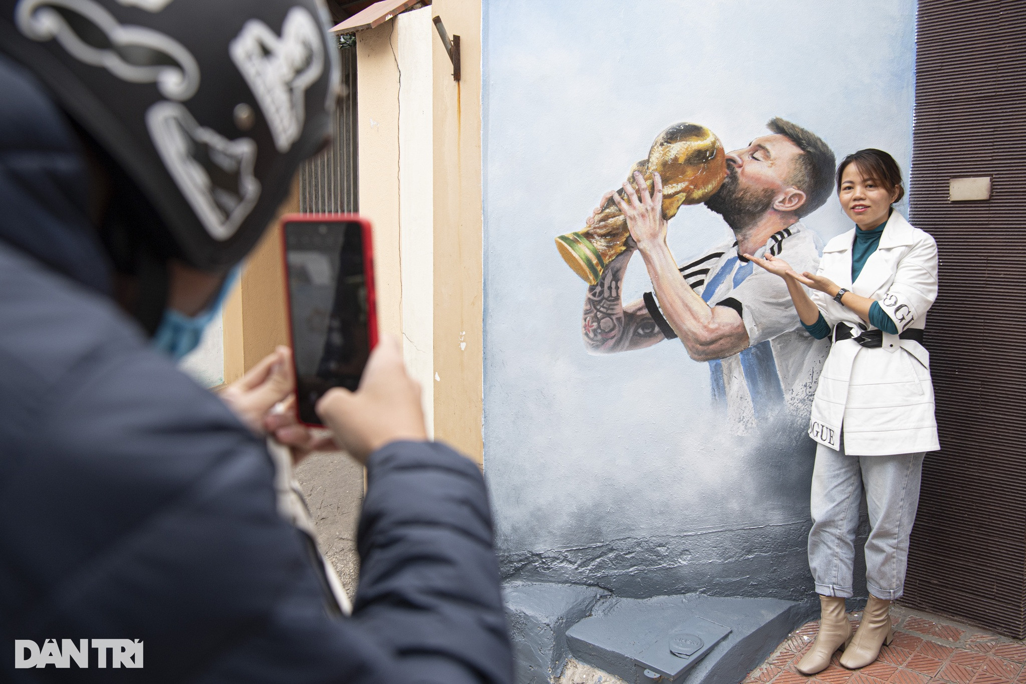 Độc lạ Hà Nội: Thầy giáo chi tiền vẽ hình Messi nâng cúp trước cổng nhà - 13