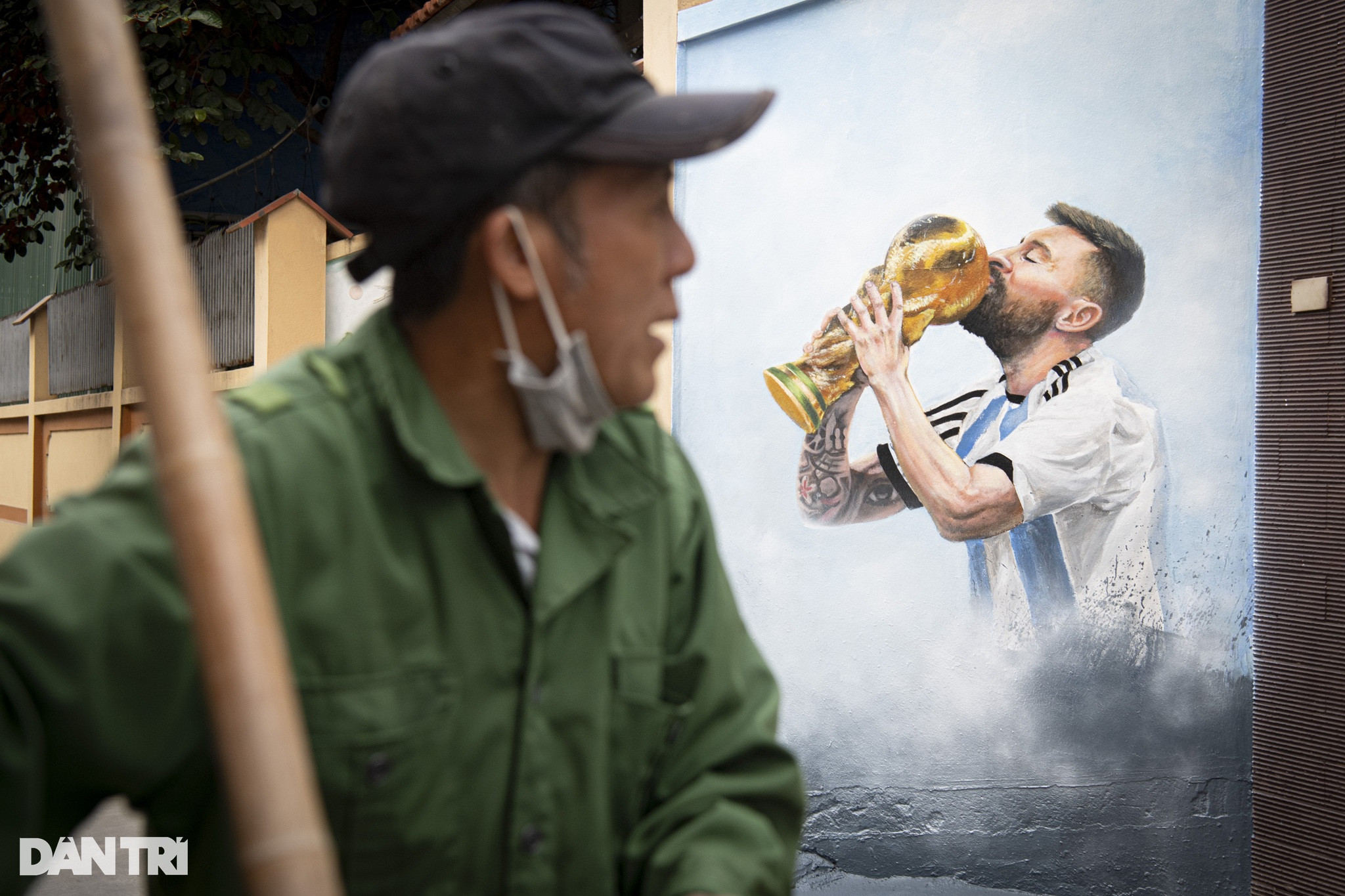 Độc lạ Hà Nội: Thầy giáo chi tiền vẽ hình Messi nâng cúp trước cổng nhà - 10