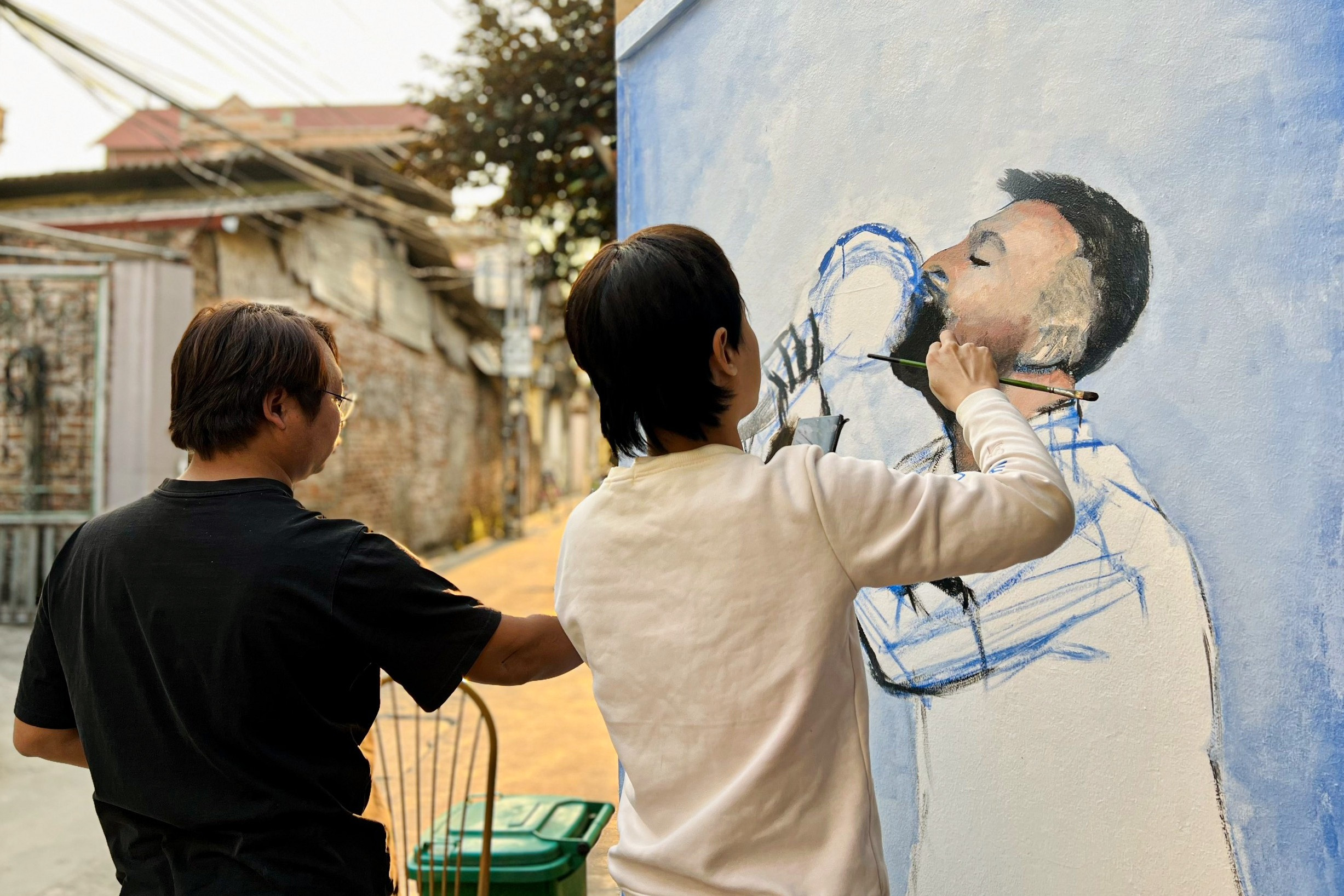 Độc lạ Hà Nội: Thầy giáo chi tiền vẽ hình Messi nâng cúp trước cổng nhà - 4