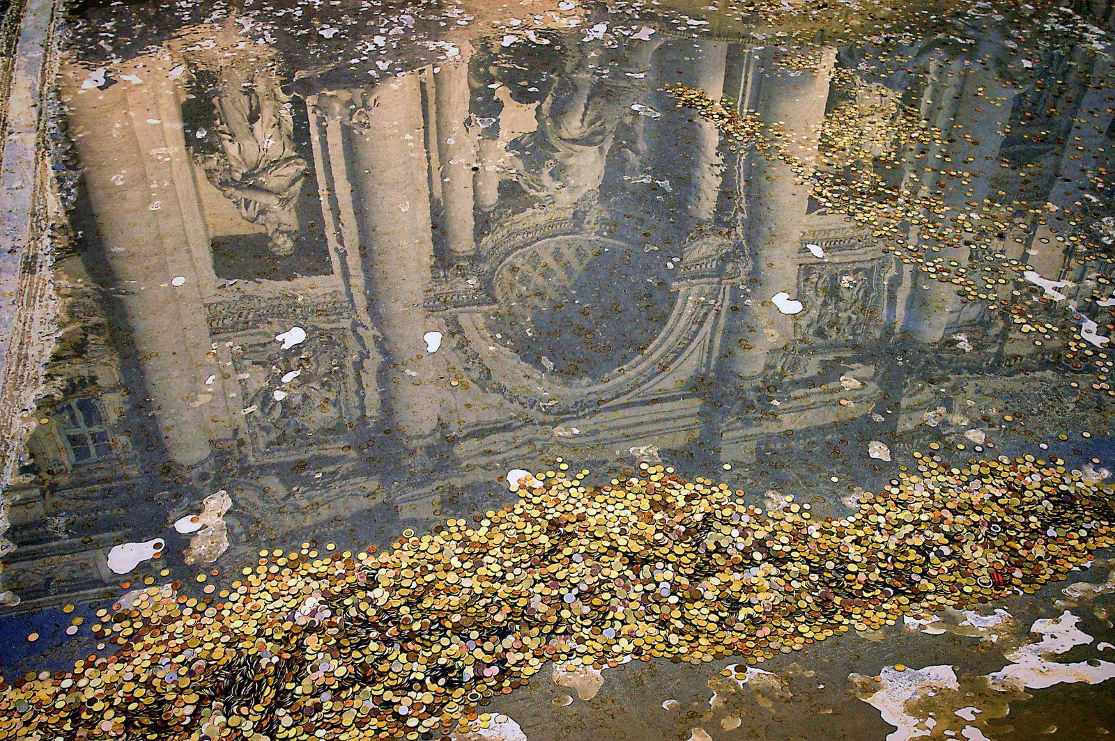 Hàng triệu đồng xu ở đài phun nước Trevi nổi tiếng nhất thế giới đi về đâu