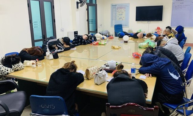 Bắt quả tang 5 đôi nam nữ đang mua bán dâm tại nhà nghỉ