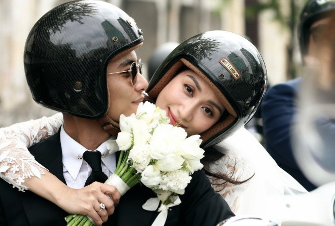 Phan Hiển hôn bà xã Khánh Thi trong lễ đón dâu bằng mô tô