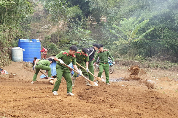 Cảm động hình ảnh công an Lai Châu gấp rút dựng 600 nhà cho người dân nghèo kịp đón Tết