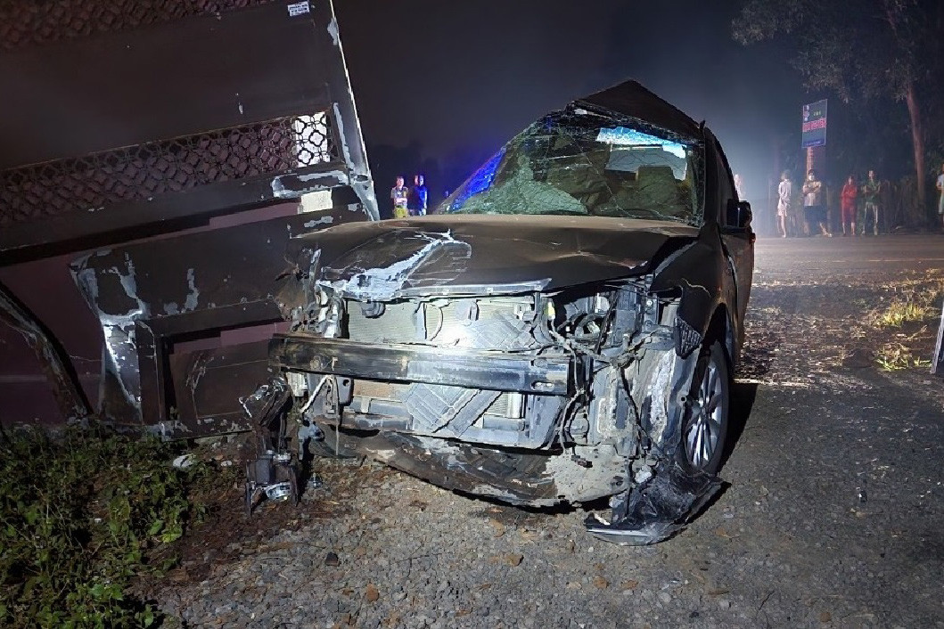 Đâm vào cổng sắt bên đường, hai người tử vong trên ô tô