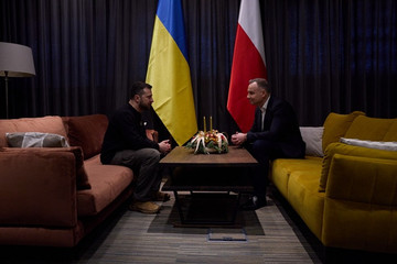 Bộ trưởng Quốc phòng Nga thị sát ở Ukraine, ông Zelensky công du Ba Lan