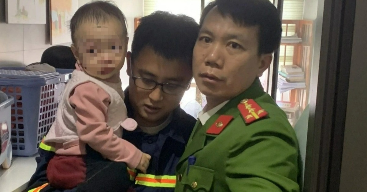 Giải cứu bé gái 1 tuổi mắc kẹt ngoài ban công chung cư