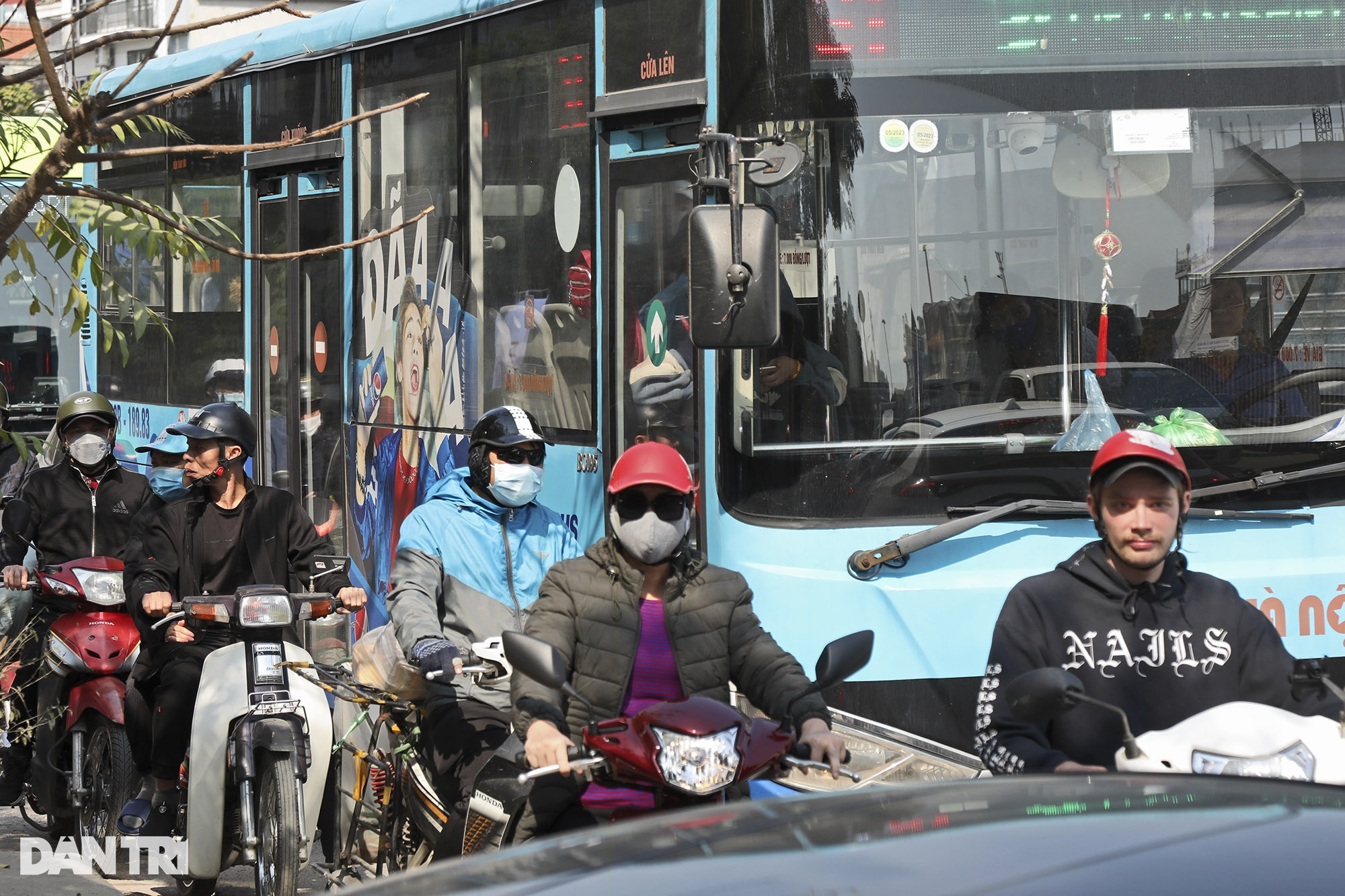 Mọi ngả đường hướng về phủ Tây Hồ tắc cứng, người đi lễ đông nghịt - 6