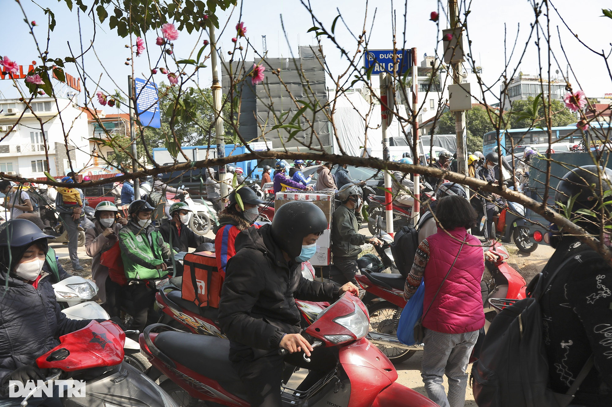 Mọi ngả đường hướng về phủ Tây Hồ tắc cứng, người đi lễ đông nghịt - 4