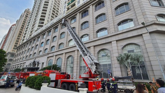 Over 200 people escape from fire in building in HCMC ảnh 2