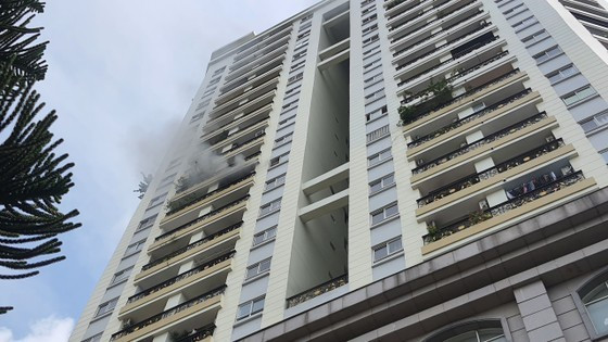 Over 200 people escape from fire in building in HCMC ảnh 1