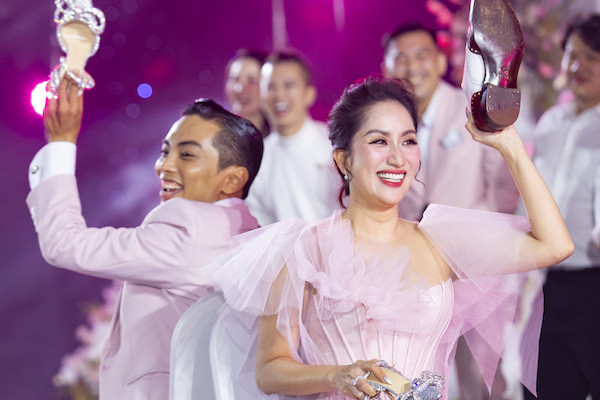Trò chơi, màn khiêu vũ ấn tượng ở đám cưới của Khánh Thi - Phan Hiển