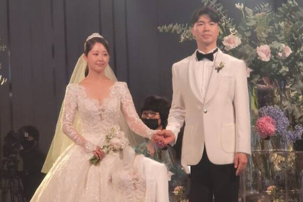 Diễn viên Park Soo Hong tổ chức lễ cưới cùng vợ kém 23 tuổi