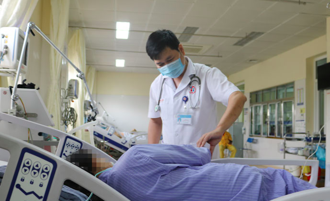 Ho, sốt, khó thở cả tuần không đi khám, người đàn ông rơi vào hôn mê sâu
