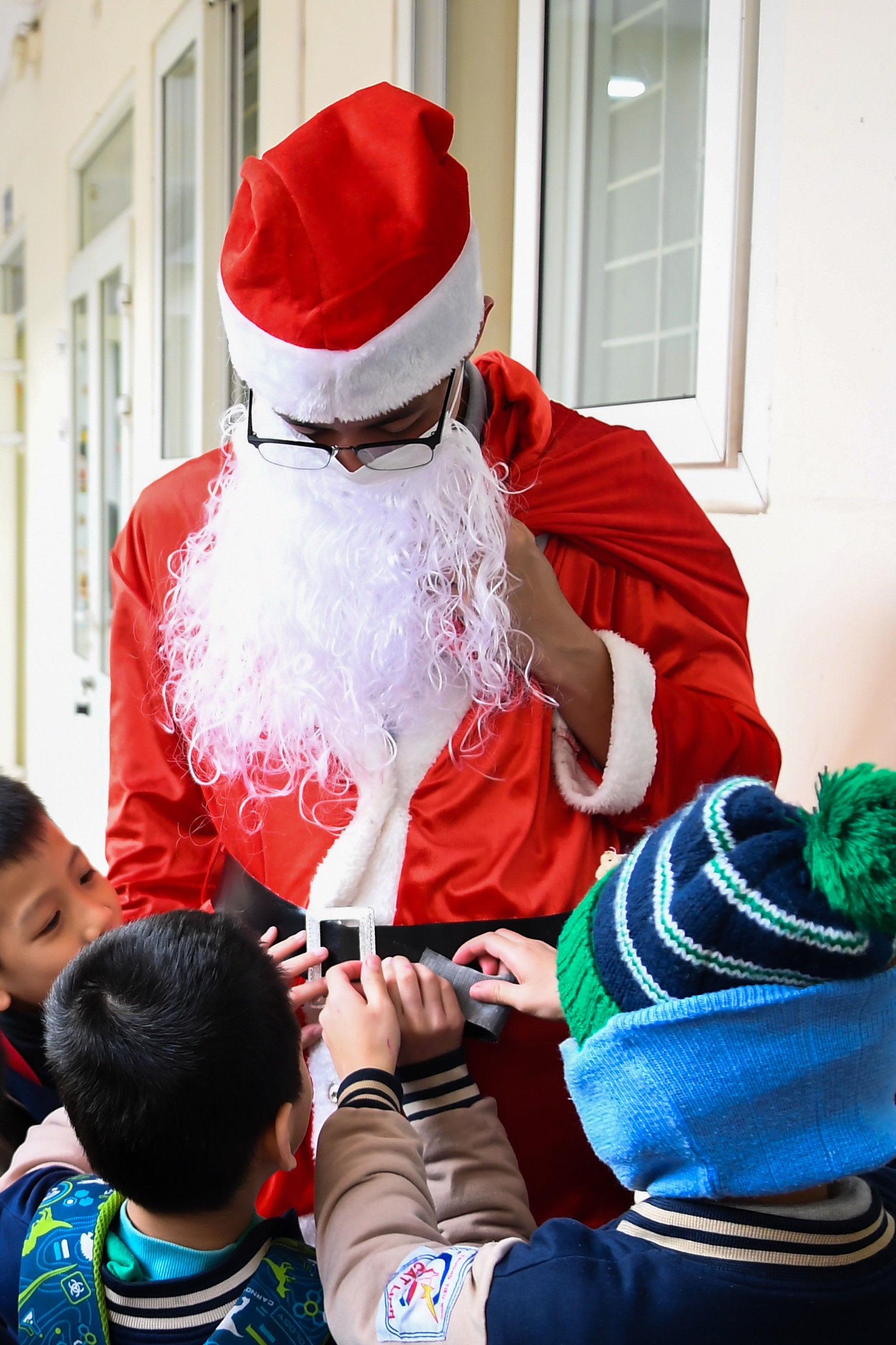 Ông già Noel lăng xăng tới các gia đình, trường học phát quà