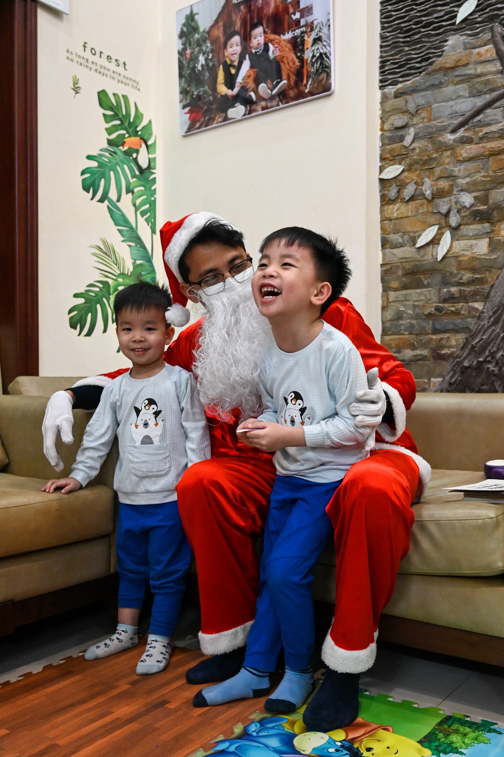 Ông già Noel lăng xăng tới các gia đình, trường học phát quà
