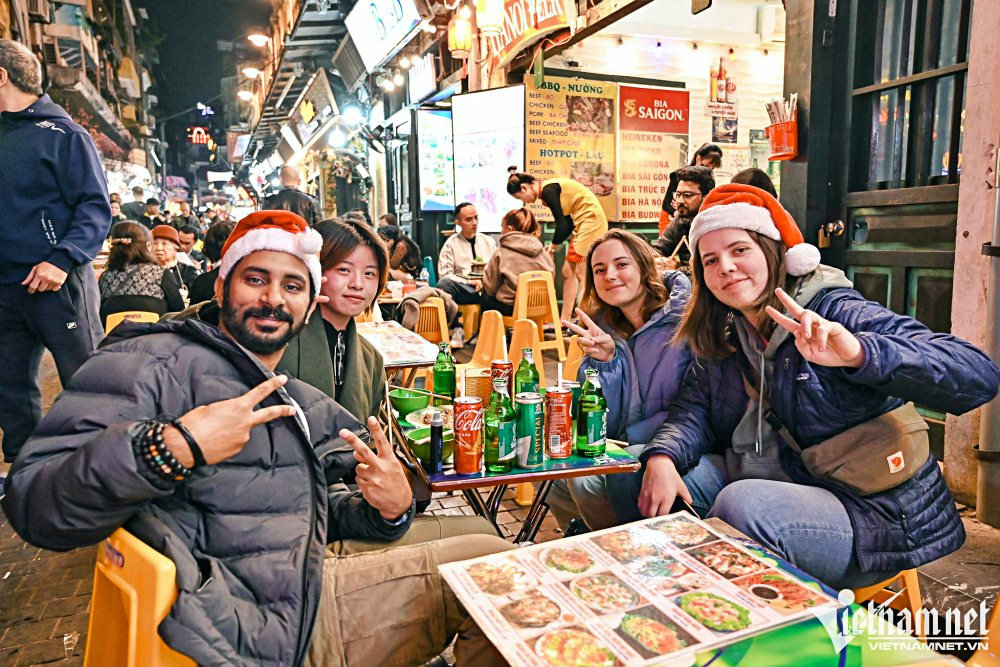 Khách Tây uống bia Việt, ăn nem rán, nộm bò, đón 'Giáng sinh khác biệt' ở Hà Nội